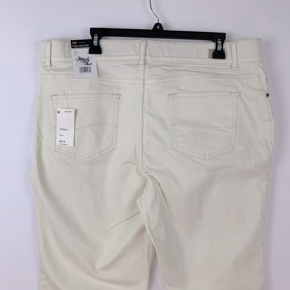 LEE Women's Plus Size Flex Motion Regular Fit 5 Pocket Capri Jean - Picture 8 of 9